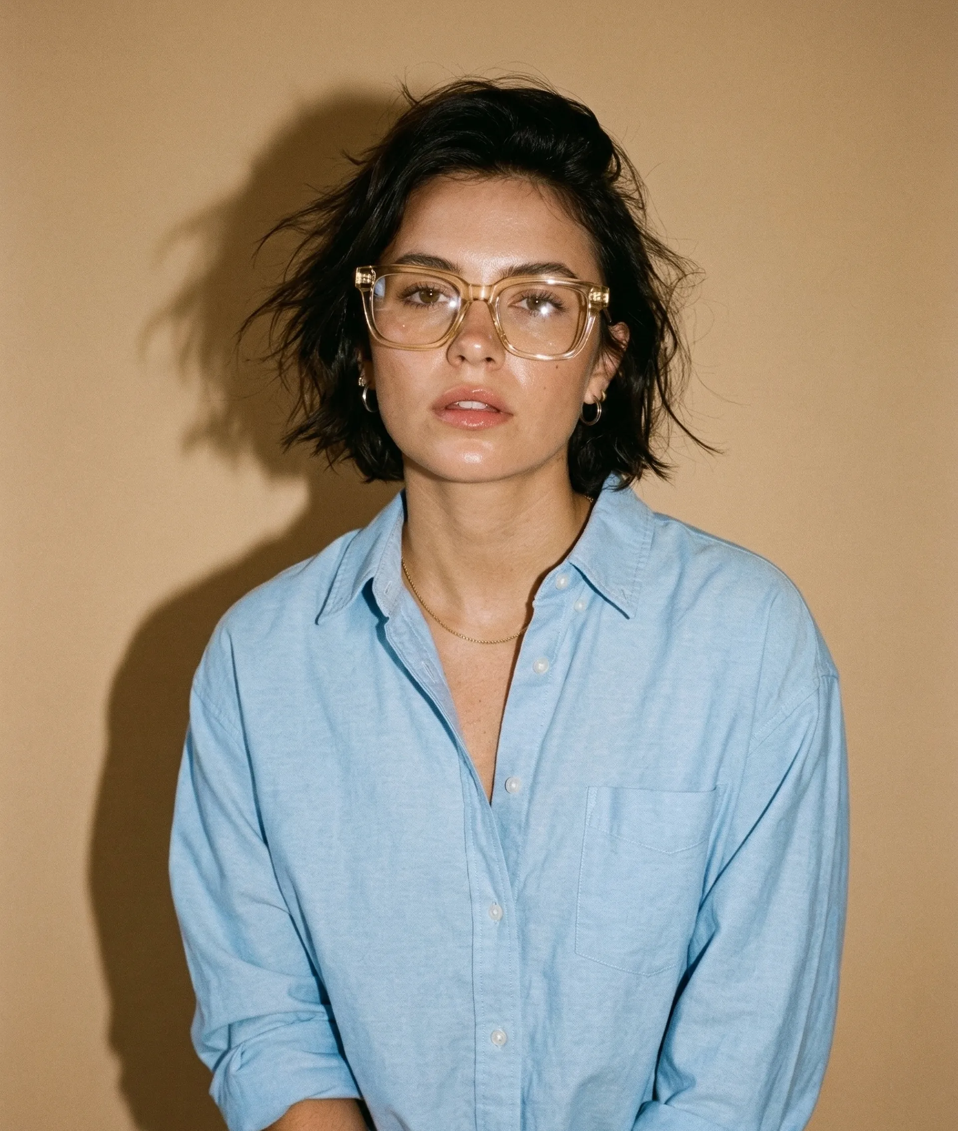 Девушка в стильных брендовых очках